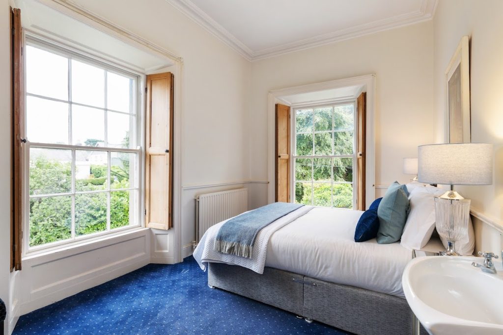 4 Willow Bank, Monkstown, Co. Dublin - Bedroom with blue carpet