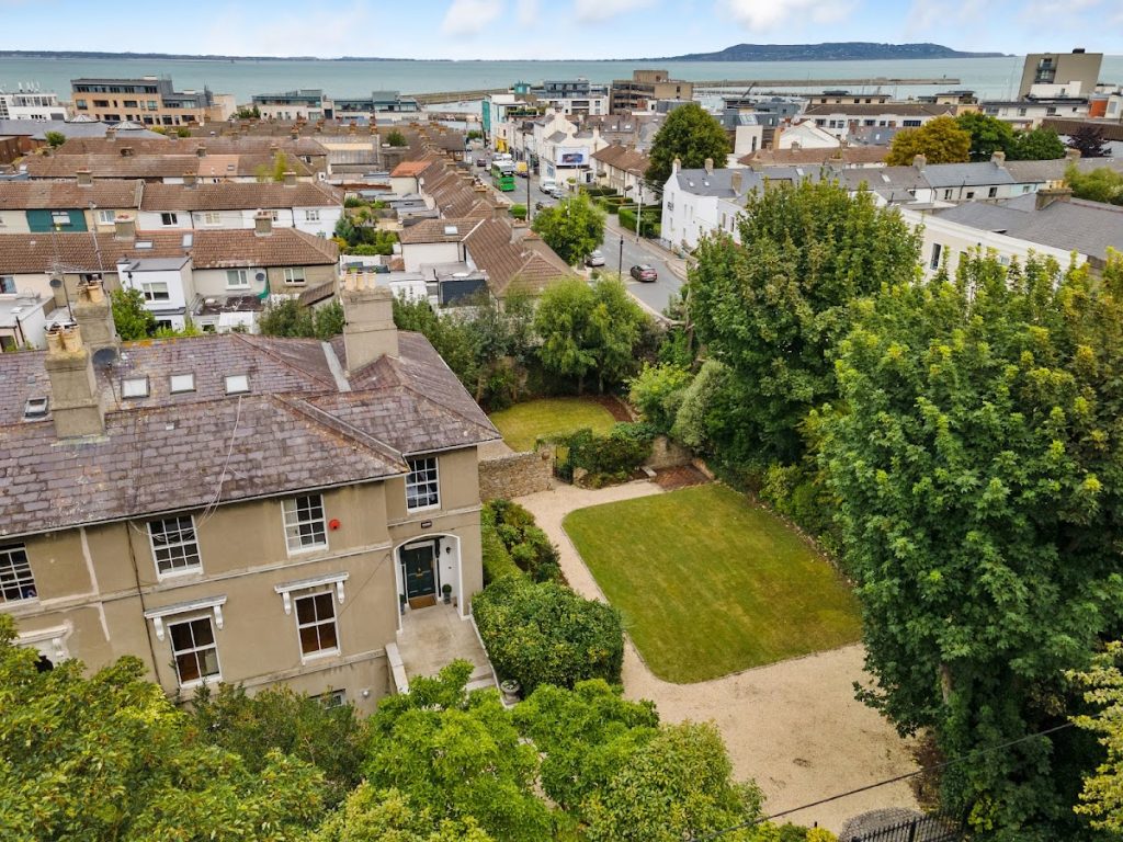 4 Willow Bank, Monkstown, Co. Dublin - aerial side view